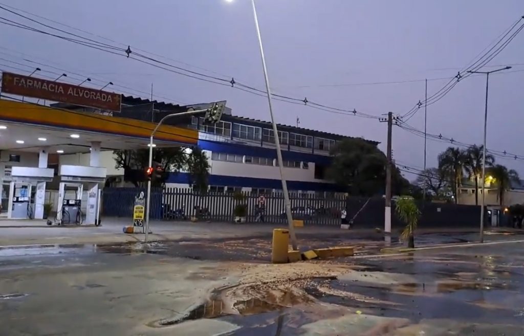 Vazamento De Gua Bloqueia Avenida Get Lio Vargas Em Alvorada