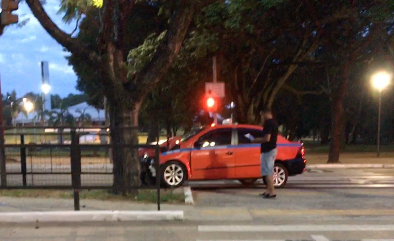 Táxi bateu na Avenida Osvaldo Aranha