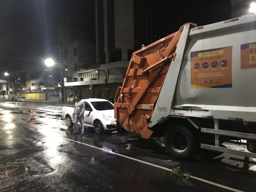 Ônibus caminhão de lixo Avenida Júlio de Castilhos