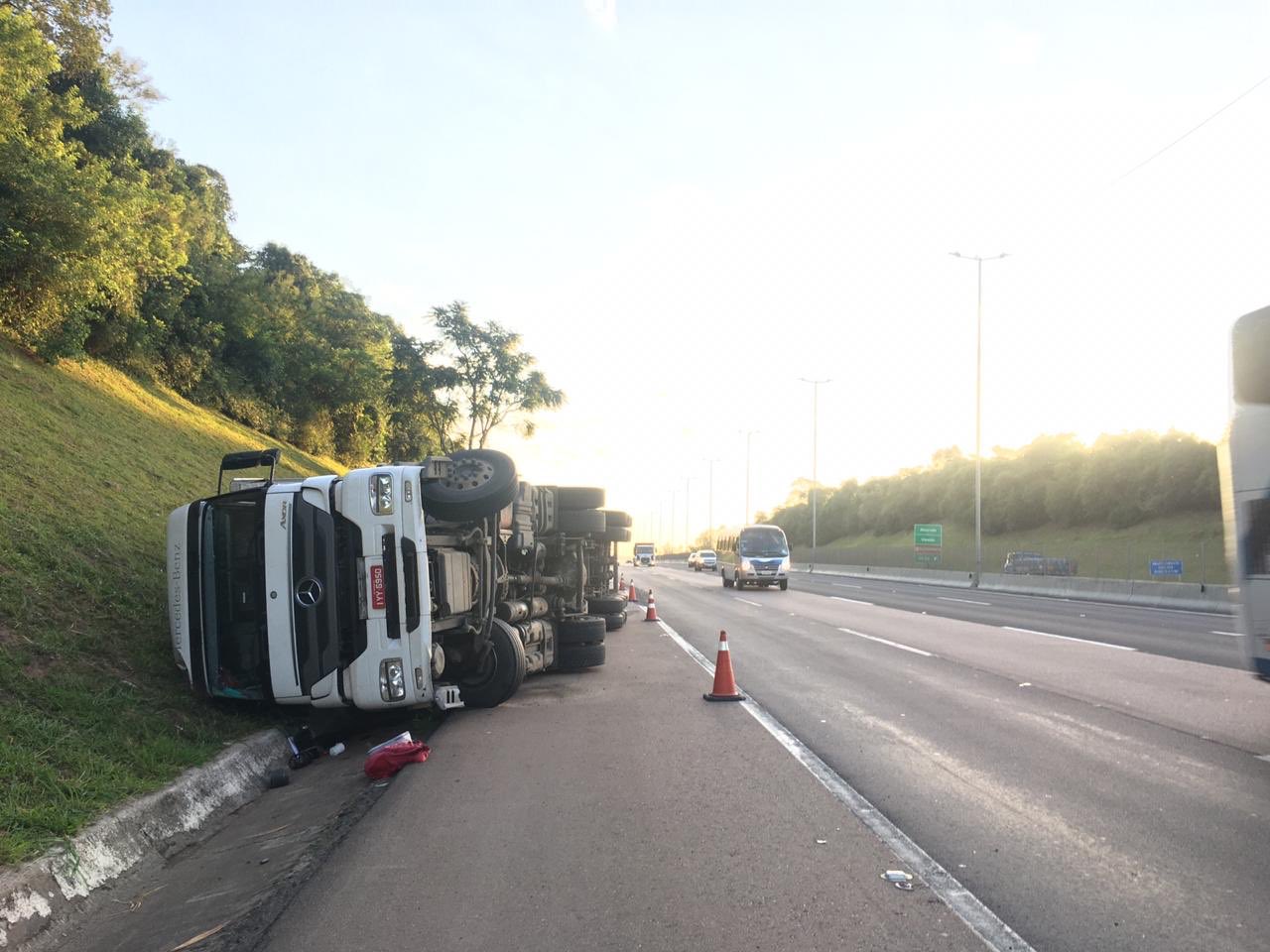 Caminhão tombado Freeway