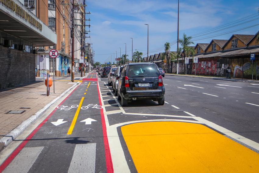 Sinalização viária do novo trecho de ciclovia e faixa