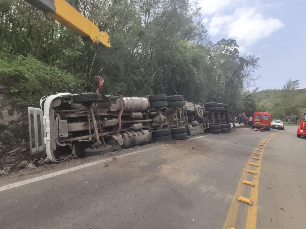 Caminhão perde o controle e tomba em rodovia de Pradópolis