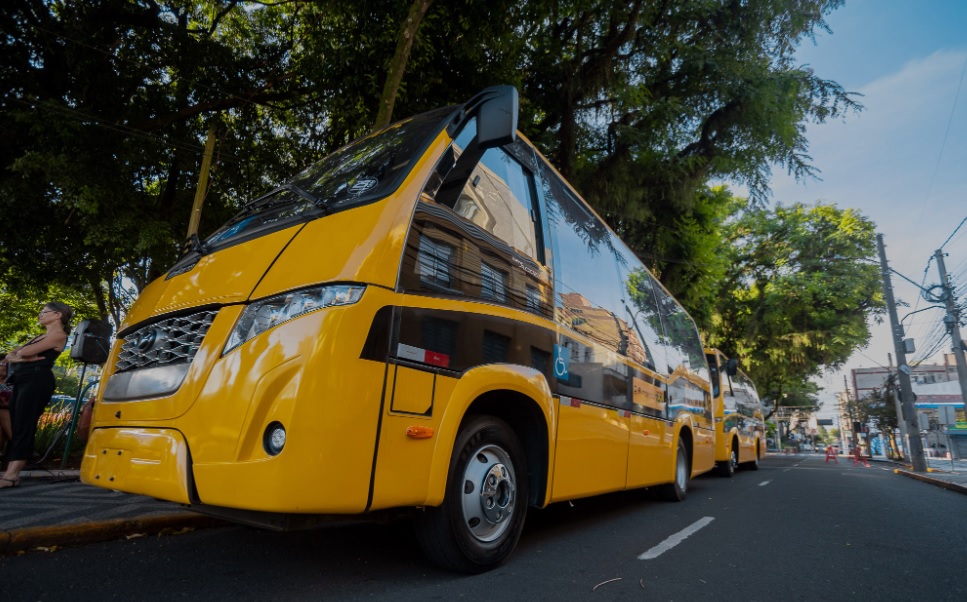 ônibus escolares acessíveis