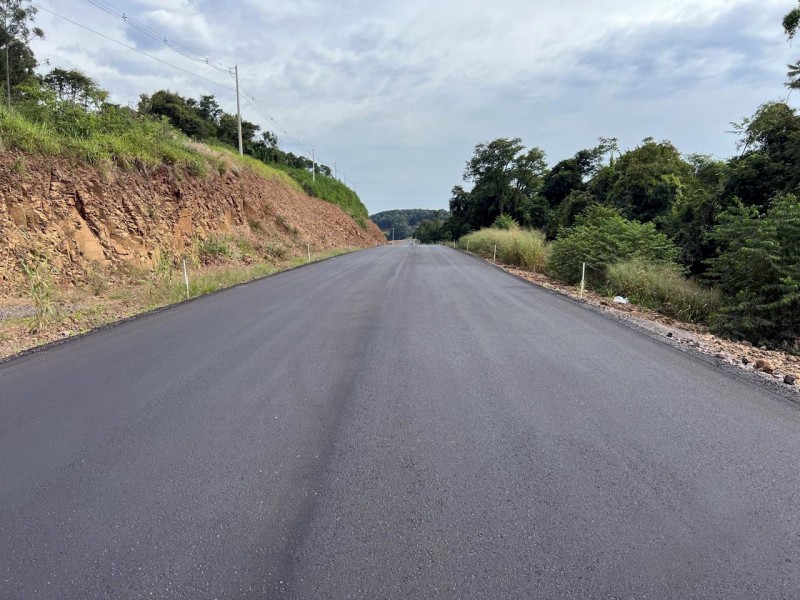 asfalto do acesso a Ametista do Sul