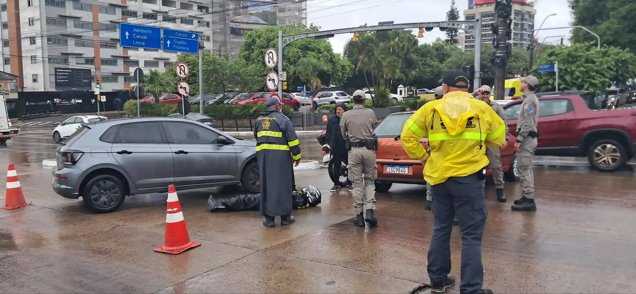 Colisão entre carro e moto na Avenida Plínio Brasil Milano com a Avenida Carlos Gomes