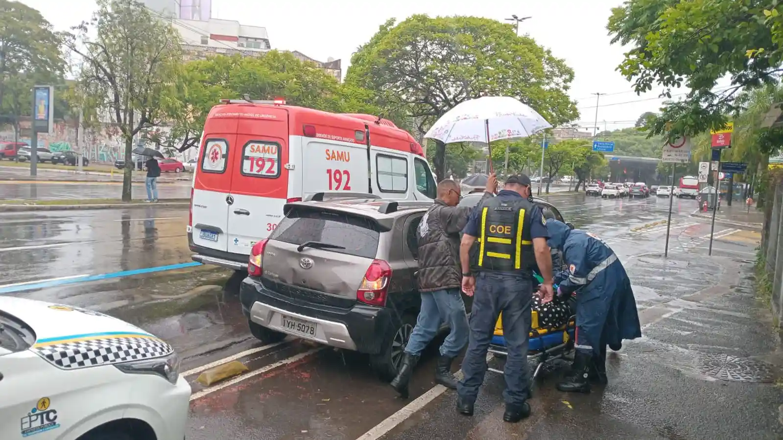 Colisão entre 3 carros na avenida Loureiro da Silva