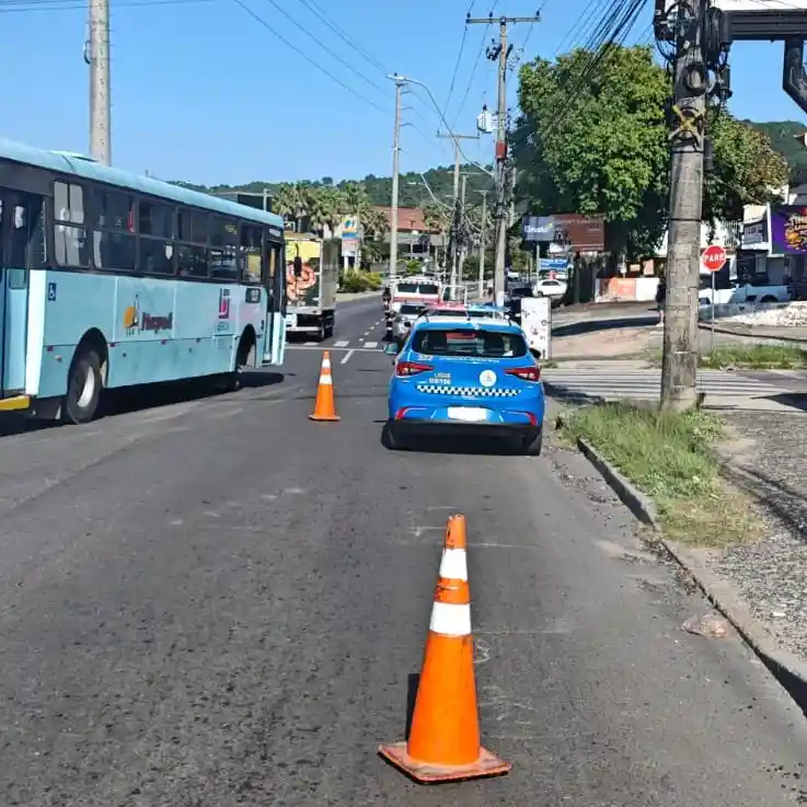 dois carros na avenida Juca Batista