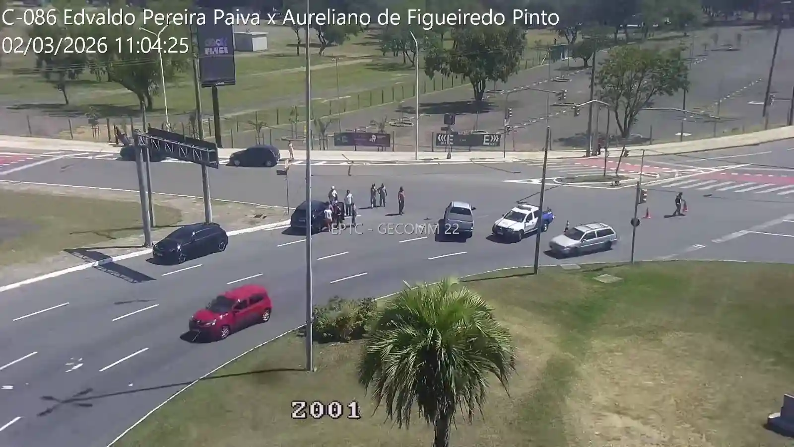 veículo capotado na avenida