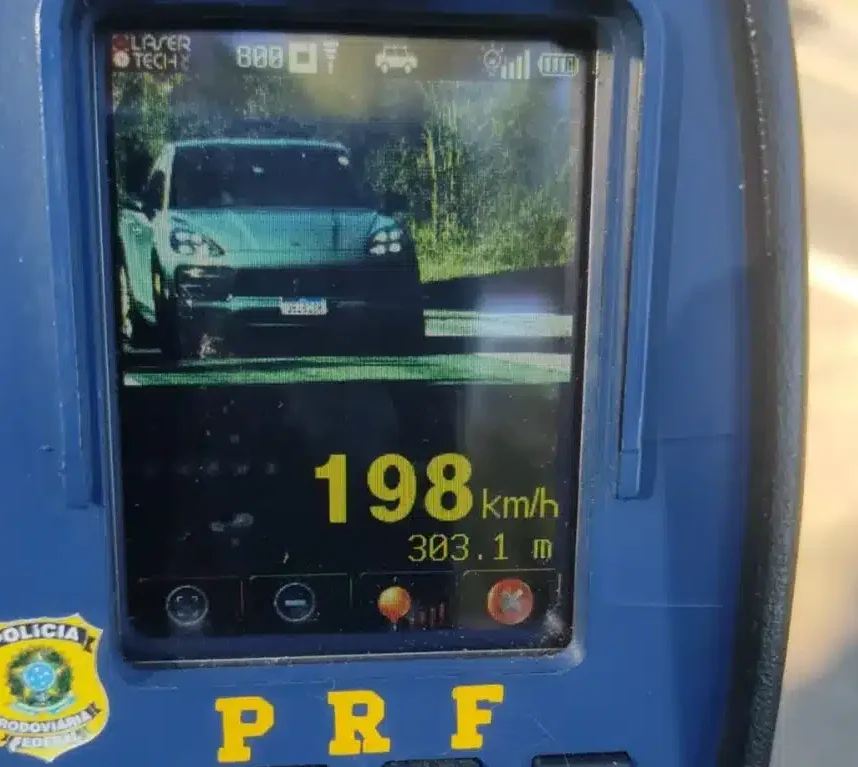 Porsche é flagrado